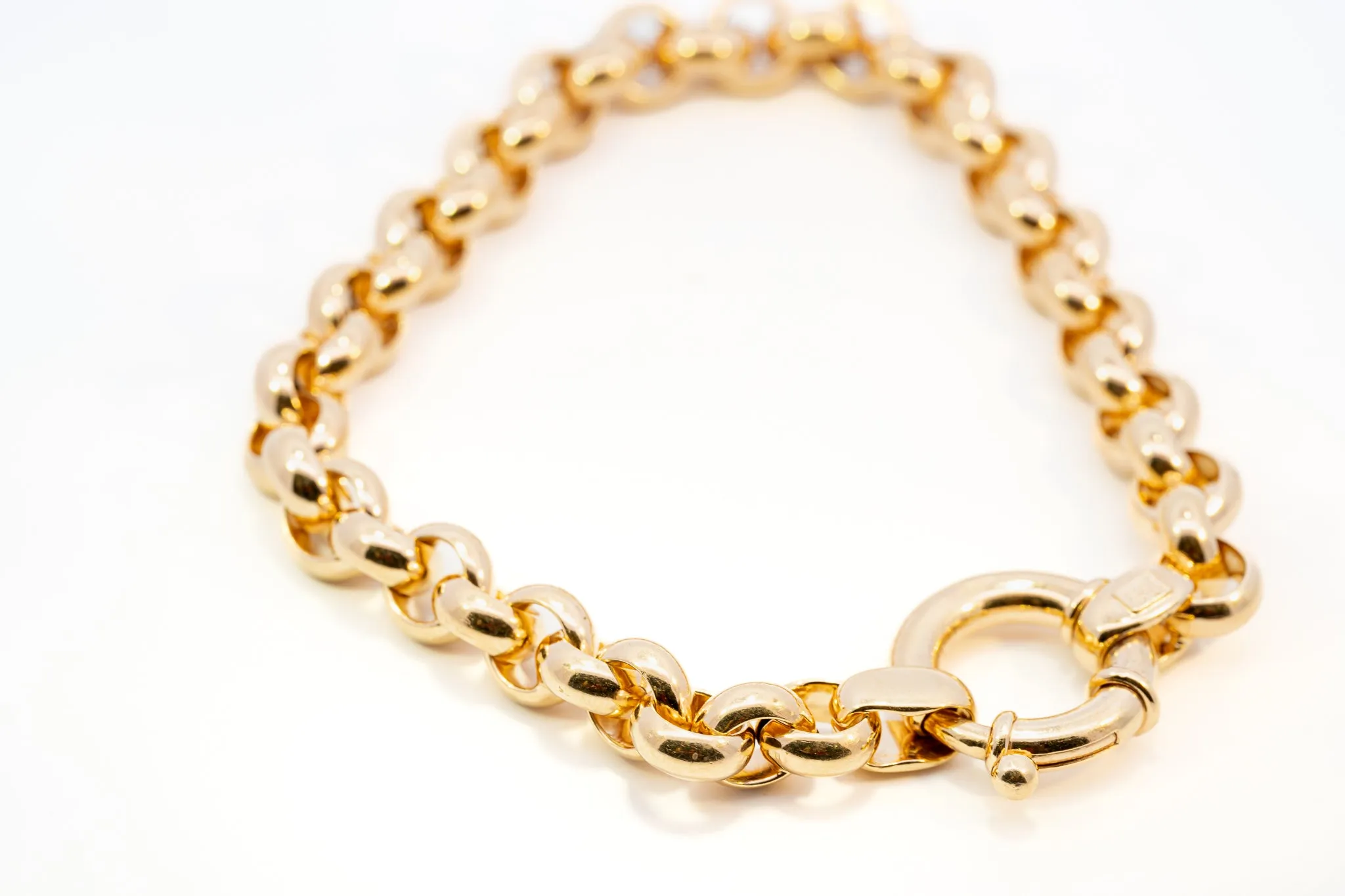 A Magnificent 9ct Yellow Gold Bracelet a Timeless Treasure!