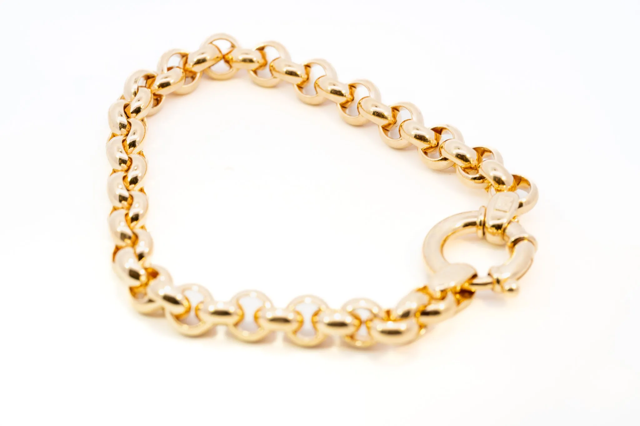 A Magnificent 9ct Yellow Gold Bracelet a Timeless Treasure!