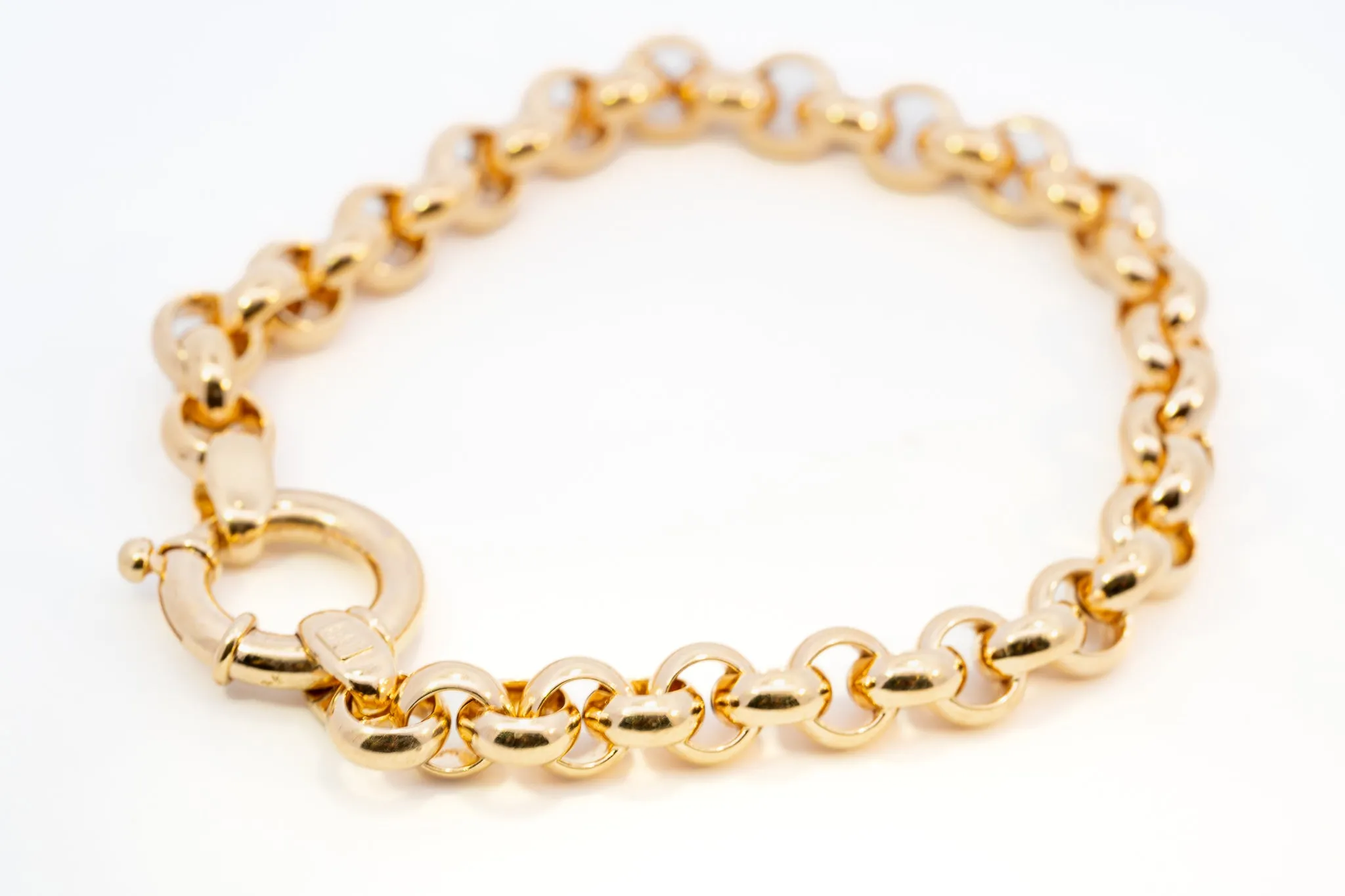 A Magnificent 9ct Yellow Gold Bracelet a Timeless Treasure!