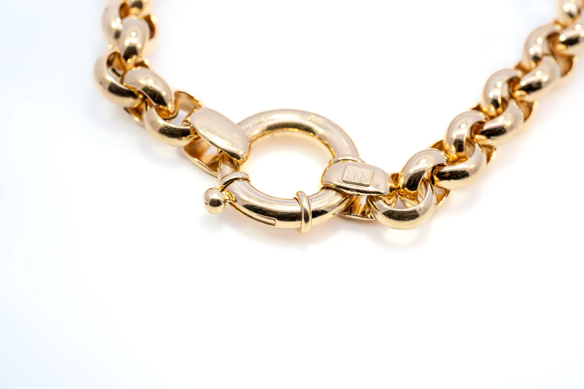 A Magnificent 9ct Yellow Gold Bracelet a Timeless Treasure!