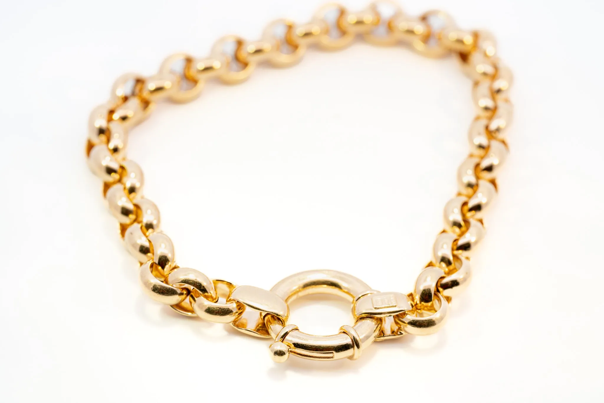 A Magnificent 9ct Yellow Gold Bracelet a Timeless Treasure!