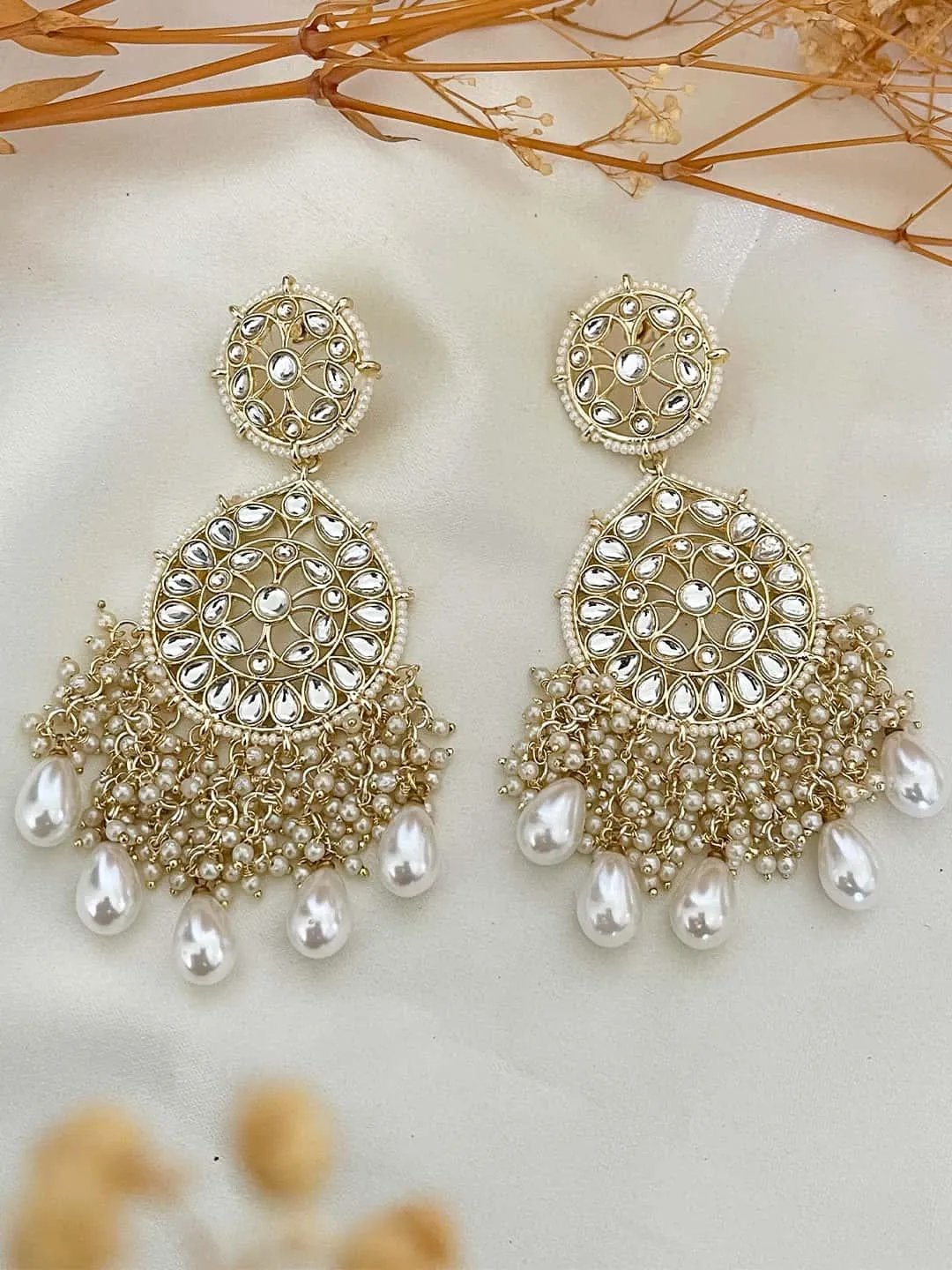 Shruti Prakash In Kundan Chandbali And Pearls Earrings